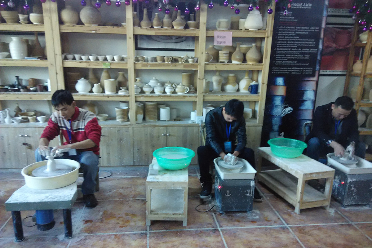 Китайские мастера фарфора на фарфоровой фабрике