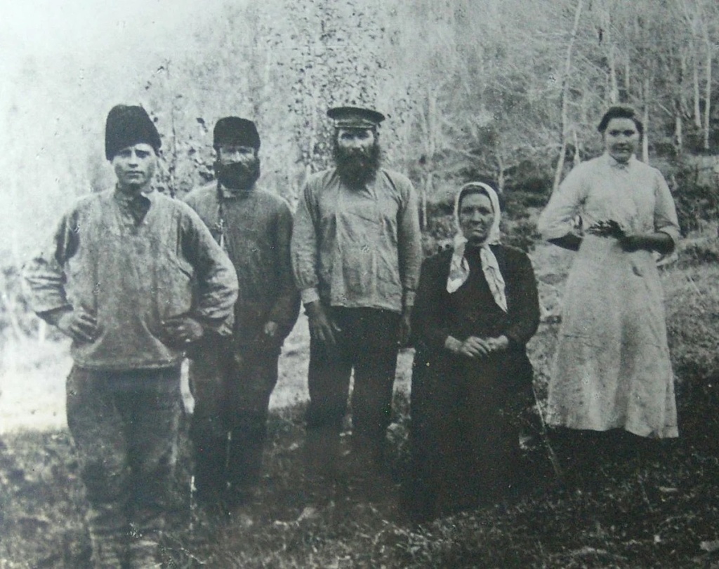 На фото - Иуда Кошман (в центре) с женой и сотрудниками. Солохаул, ориентировочно 1910 год