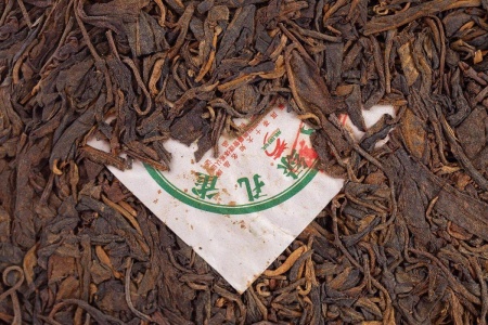 Прессованный шэн пуэр - Шэн пуэр 2008 г. «Павлин» марки «Сад дракона», 380 г, 