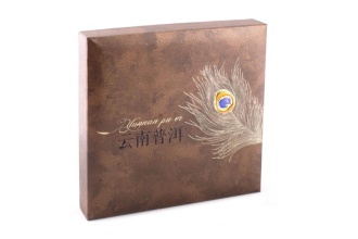 Подарочная упаковка для блина пуэра «Перо павлина тёмное». Цена: 1 380 ₽ руб.