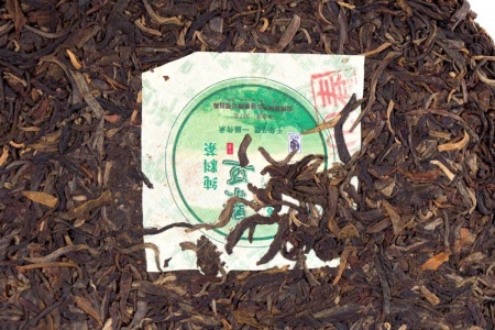 Прессованный шэн пуэр - Шэн пуэр 2009 г. "Чистое сырьё с гор Цзинмай" завода "Чашуван" 357 г