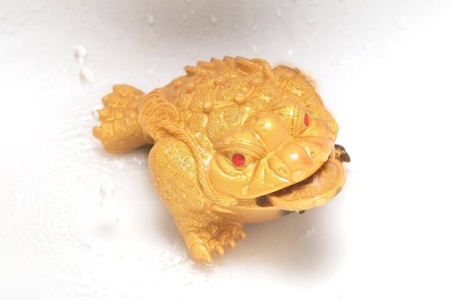 Чайная фигурка "Большая трёхлапая жаба богатства с красным носом" меняющая цвет