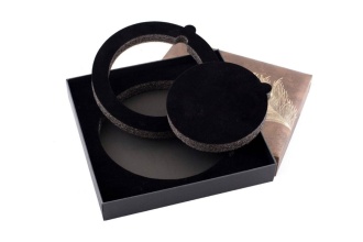 Подарочная упаковка для блина пуэра «Перо павлина тёмное». Цена: 1 380 ₽ руб.