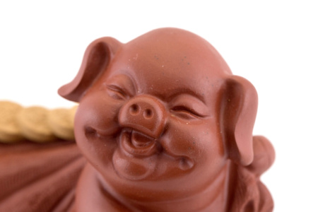Чайная игрушка «Красный поросёнок с денежным мешком». Цена: 2 700 ₽ руб.