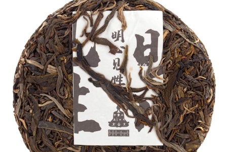 Прессованный шэн пуэр - Шэн пуэр 2021 г. «Богатство чайного мира - проникающий в суть» 200 г, 