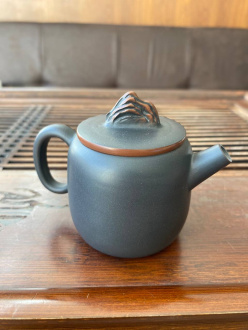 Глиняный чайник из Цзяньшуй, Юньнань, «Горный массив» 120 мл. Цена: 10&nbsp;040 ₽ руб.