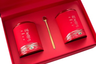 Подарочная упаковка с баночками для рассыпного чая "Хунъюй". Цена: 3 590 ₽ руб.