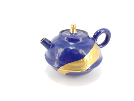 Глиняный чайник ручной работы "Лазурь и злато" мастера Хуан Жунхуа в стиле Сино. Цена: 16 170 ₽ руб.