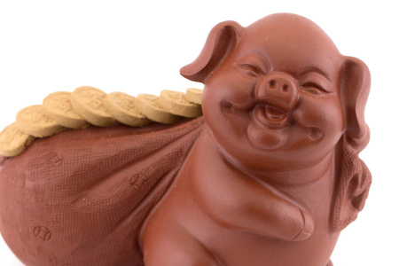 Чайная игрушка «Красный поросёнок с денежным мешком». Цена: 2 700 ₽ руб.