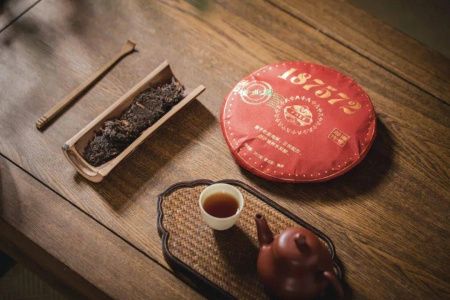 Шу пуэр 2018 года "187572" от бренда "Mr. Eighteen" 357 г Прессованный шу пуэр - Шу пуэр 2018 года "187572" от бренда "Mr. Eighteen" 357 г,