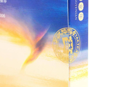 Прессованный шу пуэр - Шу пуэр 2018 г. «Братья, поднялся ветер» марки «Даи» завода «Мэнхай» блин 100 г, 