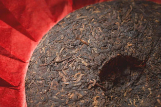 Шу пуэр 2018 года "187572" от бренда "Mr. Eighteen" 357 г Прессованный шу пуэр - Шу пуэр 2018 года "187572" от бренда "Mr. Eighteen" 357 г,